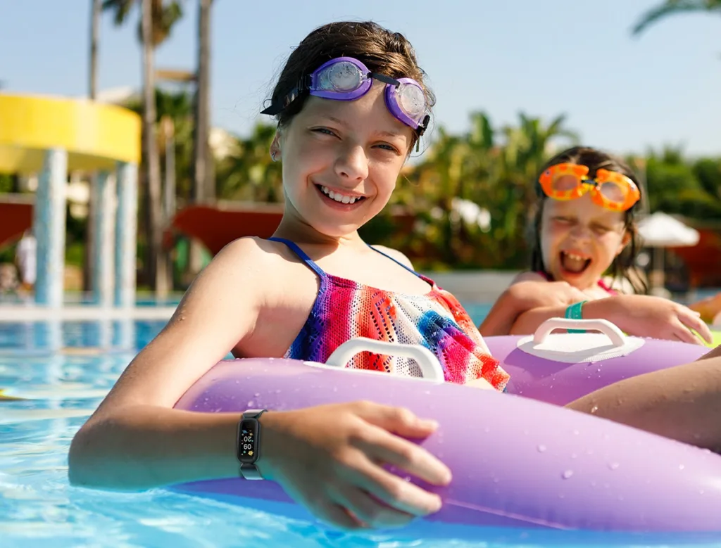 Niños felices en la piscina con Starmax S90  