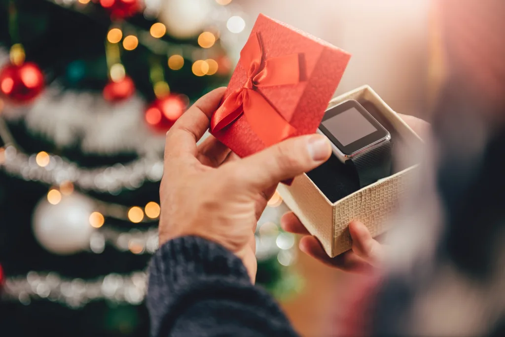 Smartwatch in einer Weihnachtsgeschenkbox